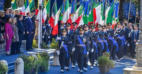 Cerimonia militare con uniformi diverse e bandiere nazionali