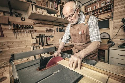 Foto di un artigiano falegname al lavoro con attrezzi tradizionali