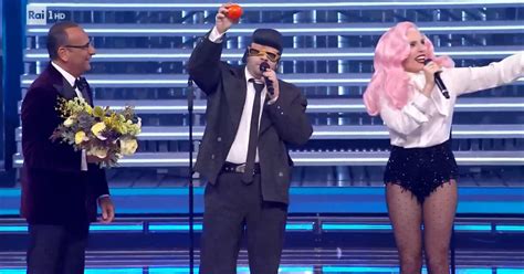 Ritratto del cantante Tony Colombo sul palco