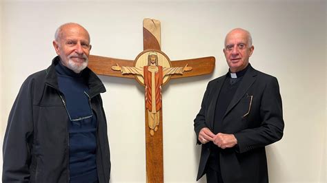 Immagine simbolica di un pellegrino con la croce o di un segno di speranza cristiana