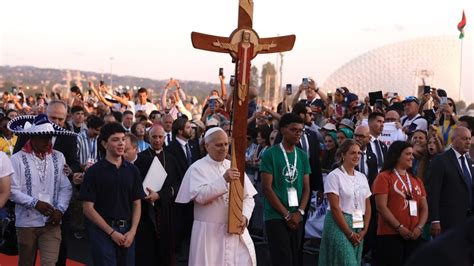 Folla di giovani a Tor Vergata durante la veglia del Giubileo, con il palco in lontananza