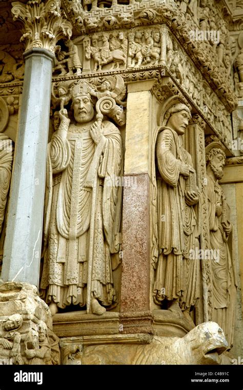 dettaglio scultoreo del Baphomet sul portale