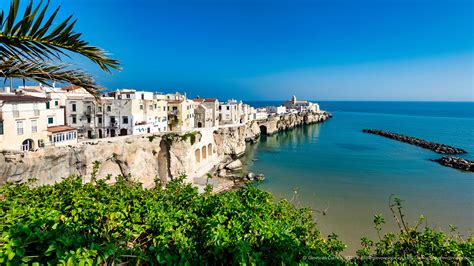 Scorcio del centro storico di Vieste con il faro e le spiagge