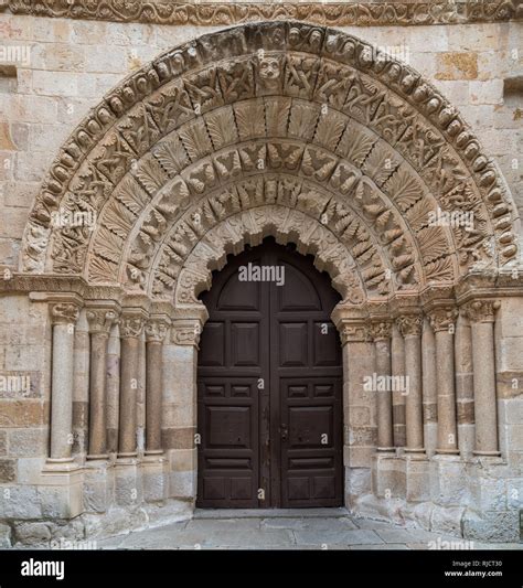 Portale romanico ogivale della Chiesa di Sant'Agostino ad Amatrice