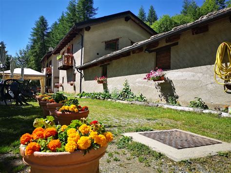 Foto panoramica dell'Alpe Crosenna con elementi dell'agriturismo in vista