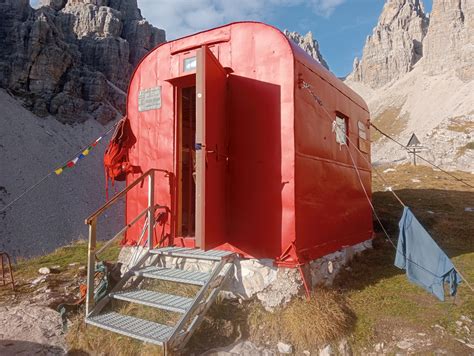 Foto esterna del Bivacco Soardi con le sue finestre colorate