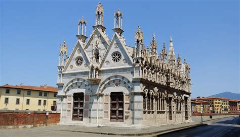 Dettaglio della facciata della Chiesa di Santa Maria della Spina con sculture