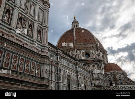 Foto ravvicinata della facciata e della cupola della Cattedrale di Westminster