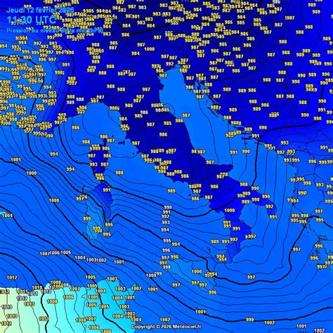 Mappa meteorologica con area di bassa pressione sull'Italia meridionale e precipitazioni