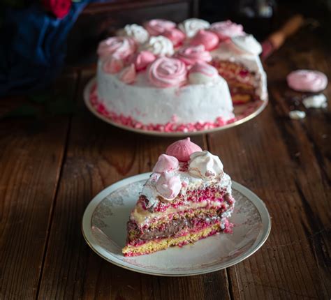 Torta battesimo decorata con panna e ciuffetti
