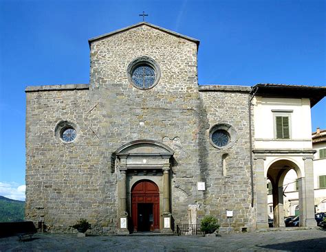 facciata del Duomo di Cortona con dettagli romanici e rinascimentali