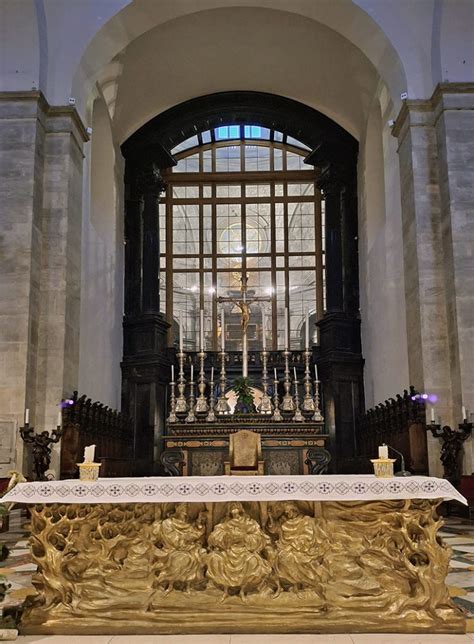 altare maggiore del Duomo di Cortona con dettagli in marmo