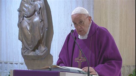 Papa Francesco celebra la Messa a Casa Santa Marta