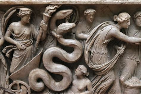 Dettaglio del sarcofago romano raffigurante il Ratto di Persefone, parte del patrimonio della Chiesa Immacolata