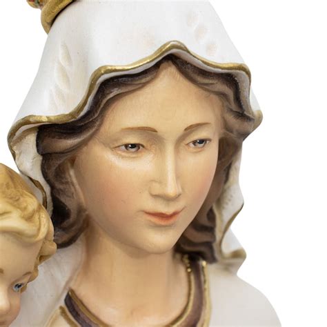 Statua processionale in legno della Madonna, esempio di arte sacra legata alla Chiesa Immacolata