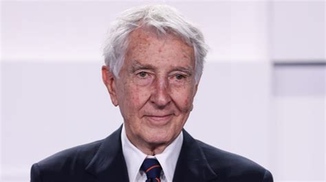 Rappresentazione artistica di Corrado Augias che consulta antichi manoscritti