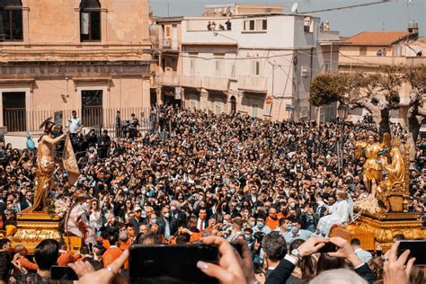 Montaggio fotografico di varie celebrazioni pasquali in Sicilia (es. Real Maestranza, Archi di Pasqua, Madonna Vasa Vasa)