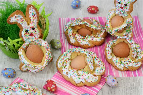 Composizione di dolci pasquali siciliani: cassata, agnello di marzapane, pupi con l'uovo