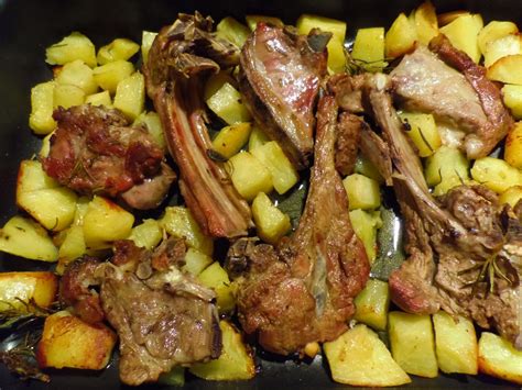 Foto di un piatto tradizionale siciliano di Pasqua, come l'agnello al forno o 