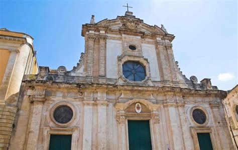 Esterno della Cattedrale di Santa Maria con la guglia barocca