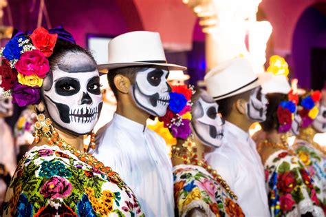 illustrazione del sincretismo tra tradizioni preispaniche e cattoliche per il Día de Muertos