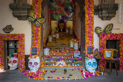 fotografia di un altare del Dia de Muertos ricco di decorazioni e offerte