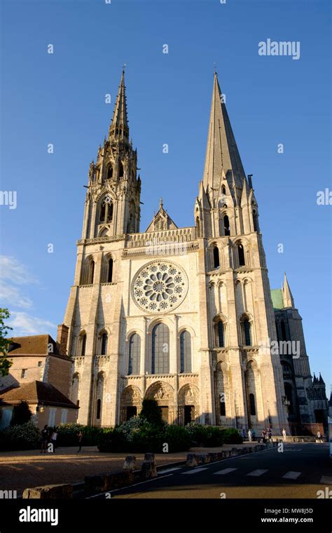 Veduta generale esterna della Cattedrale di Chartres con le sue due torri