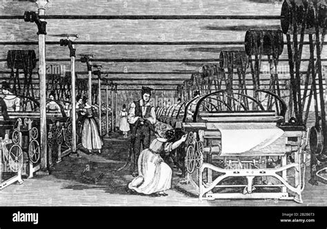 Foto di donne albanesi che lavorano ai telai in un laboratorio