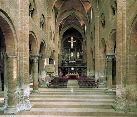 Interno della Cattedrale, con enfasi sul soffitto ligneo