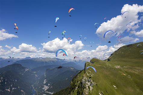 Parapendio che decolla dal Monte Vojak con vista sul Quarnero