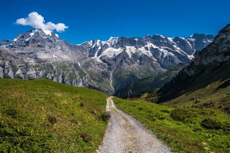 Ciclisti su un sentiero di montagna con vista mare