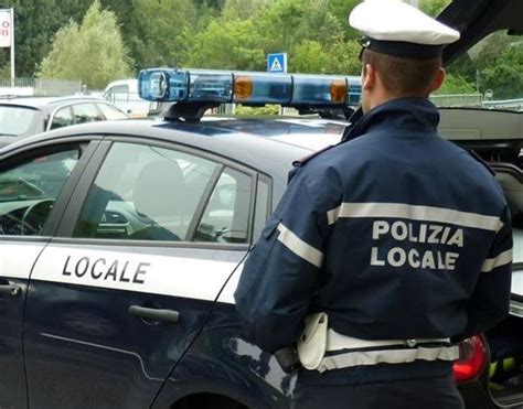 Foto di agenti della Polizia Locale di Foggia in attività di controllo in un'area urbana
