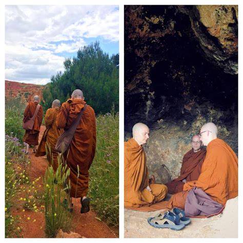 Monaci buddhisti durante la stagione delle piogge in un monastero
