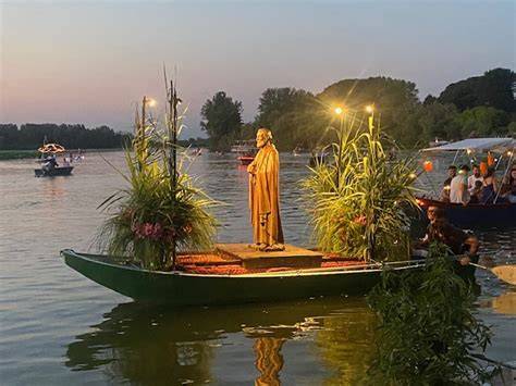 Processione di barche illuminate durante Awk Phansa in Thailandia
