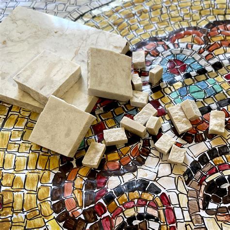 Dettaglio del ritratto a mosaico di un Papa con le tessere e i materiali