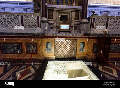 Immagine della tomba di San Paolo all'interno della Basilica