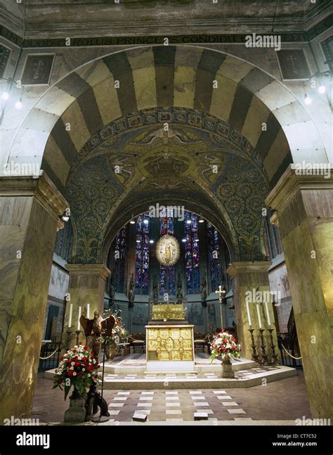 Interno della Cappella della Vergine nella Cattedrale di Saint-Pierre