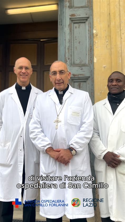 Sacerdote che pronuncia un'omelia in una chiesa durante un funerale, con i fedeli in ascolto