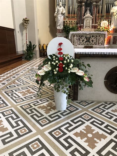 Composizione floreale elegante e sobria per tabernacolo