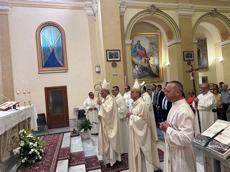 Foto di una chiesa durante una celebrazione religiosa a Chiaramonte Gulfi