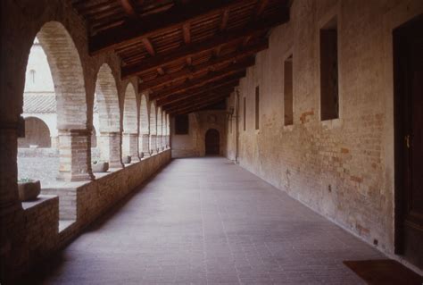 Foto del chiostro dell'Abbazia di Chiaravalle di Fiastra