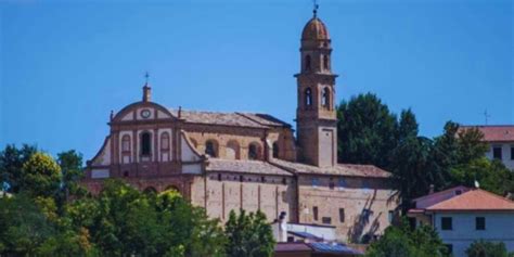 Foto interna del Santuario della Madonna delle Grazie a Monte Giberto con focus sull'altare maggiore