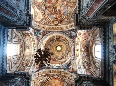 Interno della Chiesa del Carmine con dettagli della cupola affrescata