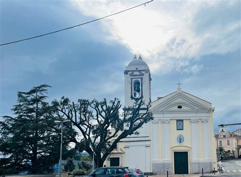 Dettaglio architettonico della facciata della Chiesa Immacolata a Pizzofalcone