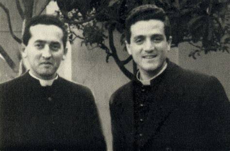 Don Tito Oggioni Macagnino e Don Tonino Bello insieme, raffiguranti la loro amicizia e collaborazione.