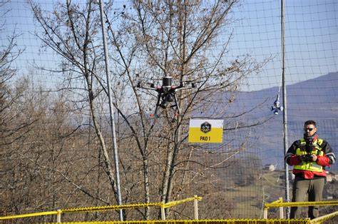 Foto aerea delle operazioni di ricerca con droni e squadre a terra