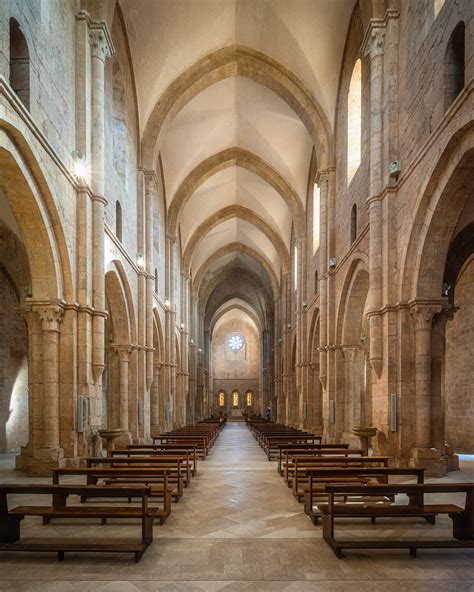 Interno della navata dell'Abbazia di Saint-Germain-des-Prés con elementi romanici e gotici