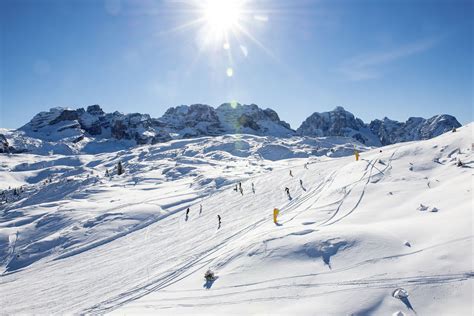 Panorama invernale delle piste da sci di Madonna di Campiglio con le Dolomiti di Brenta sullo sfondo