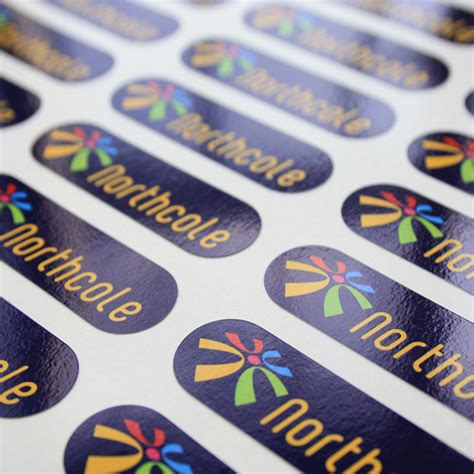 Foto di adesivi tondi personalizzati applicati su vari oggetti (confezioni, laptop, regali)