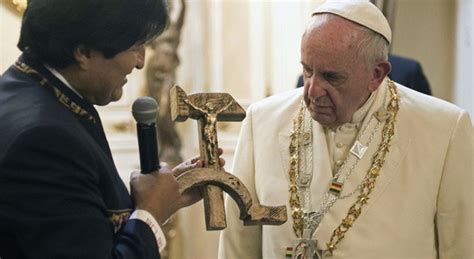 Papa Francesco con il Crocifisso falce e martello donato da Evo Morales